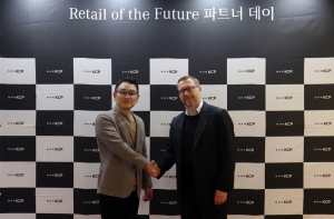 NHN KCP 박준석 CEO(왼쪽)와 Mercedes pay 니코 커스텐 CEO가 악수하고 있다