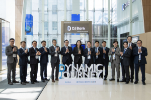 2일 서울 중구 더존을지타워에서 열린 더존비즈온과 제주은행의 ‘Value-up Day’ 행사에서 양사 경영진과 신한금융지주, EQT Partners Korea를 비롯해 금융·정책 유관기관의 주요 관계자들이 기념 촬영을 하고 있다. 왼쪽부터 더존비즈온 이상철 전무, 보스턴컨설팅그룹 김윤주 파트너, 제주은행 이희수 은행장, 테크핀레이팅스 옥형석 대표, 더존비즈온 홍용선 부사장, 더존비즈온 이강수 부회장, EQT Partners Korea 연다예 대표, 신한금융지주 진옥동 회장, 제주은행 정성훈 상무, 더존비즈온 차준호 전무, 전충재 전무, 제주은행 채훈 부행장, 더존비즈온 정현수 전무, 제주은행 김호대 부행장