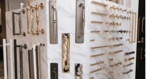 성진철물 매장에서 다양한 방문손잡이와 주물손잡이를 비교할 수 있는 전시 모습