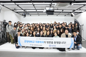 서울시 금천패션제조지원센터 ‘종합스튜디오’에서 참석자들이 기념 촬영을 하고 있다