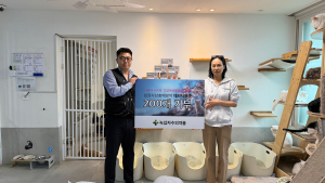 녹십자수의약품이 ‘나비야사랑해’에 유기묘 건강 증진을 위한 약품을 전달했다. 왼쪽부터 녹십자수의약품 영업팀 최은택 팀장, 나비야사랑해 유주연 대표