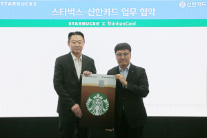 업무협약식에 참석한 박창훈 신한카드 사장(오른쪽)과 손정현 스타벅스 코리아 대표이사가 기념사진을 촬영하고 있다