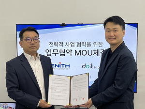 두잇플래닛 유병기 대표(오른쪽)와 제니스에스티 명유진 대표가 26일 업무협약(MOU) 체결 후 기념 촬영을 하고 있다