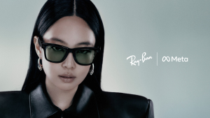 제니가 착용한 ‘레이밴 메타 웨이페어러(RAY-BAN META WAYFARER)’(제공=레이밴)