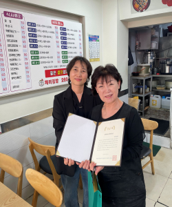 더작은별이 한끼버스 협력식당인 ‘체리김밥’에 방문해 ‘협력식당 인증서’를 전달하고 있다