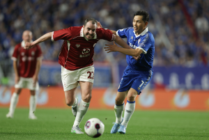 4월 19일 경기도 수원시 수원월드컵경기장에서 열린 OGFC VS 수원 삼성 레전드 매치에서 존 오셔 선수가 월드쉐어 유니폼을 입고 경기를 뛰고 있다(제공=슛포러브)