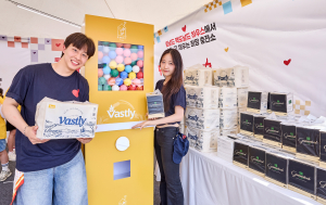 RMHC Korea 부스 담당자들이 ‘2026 맥도날드 해피워크’ 참가자들을 대상으로 바스틀리의 친환경 제품을 소개하고 있다