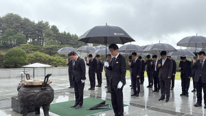 한국교육시설안전원 허성우 이사장과 직원들이 국립대전현충원 현충탑을 참배하며, 순국선열과 호국영령의 희생정신을 기리고 있다(사진=한국교육시설안전원)