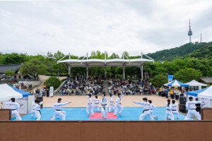 서울시 태권도공연이 시민과 관광객의 뜨거운 관심 속에 막을 올렸다