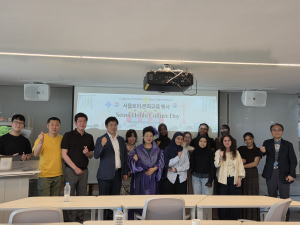 서울호비 문화 교류 행사를 성공적으로 마친 프랑스 대학생들과 여행 관련 산업 관계자들이 글로벌 상생과 지속가능한 문화 교류를 다짐하며 기념 촬영을 하고 있다