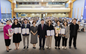 ‘2026 제1회 한국문화의 날(K-Culture Day)’ 행사에서 문형남 학장과 김경아 학부장 및 교수진, 수상자들이 기념 촬영을 하고 있다. 외국인 학생 등 150여 명이 자리를 함께 했다