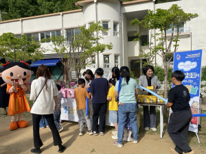 강원특별자치도교육청유아교육원이 어린이날 문화예술행사에서 애민보육원 영유아들에게 선물을 전달하며 따뜻한 시간을 만들고 있다(제공=강원특별자치도교육청유아교육원)