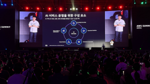 AWS 서밋 서울 2026에서 ‘생성형 AI의 신뢰성 확보 전략 : 매경AX의 환각 통제 사례’ 주제로 발표 중인 스마일샤크 최병주 솔루션즈 아키텍트(제공=스마일샤크)