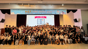 H.O.T. 학생회 네트워크 발대식에 참여한 노원구 15개교 학생회 임원과 담당교사들이 기념 사진을 촬영하고 있다
