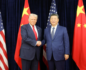 APEC 정상회의를 계기로 한국을 방문해 부산에서 정상회담을 가진 시진핑 중국 국가주석(오른쪽)과 도널드 트럼프 미국대통령(왼쪽)(이미지 출처: CGTN)