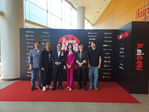 KAICON 국제 영화제 포토존. 왼쪽부터 이동환 SMIT 교수, EBS 한상호 PD, 코리아헤럴드 김영상 사장, 최신영 변호사, 고주원 엘바 대표, 임재호 덱스터 R&D 연구소 부소장