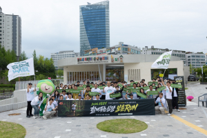 7일 ‘보훈런’ 오프라인 행사에 참여한 보훈공단 임직원과 원주시민들이 출발에 앞서 힘찬 파이팅을 외치고 있다