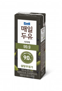 매일유업 신제품 ‘매일두유 99.9 서리태’가 출시 한 달 만에 누적판매량 100만 팩을 돌파했다. 이번 신제품은 원액두유 99.9%(백태원액 95.9%, 서리태원액 4%)에 설탕무첨가가 특징으로 원료인 콩 본연의 맛과 영양을 강조했다