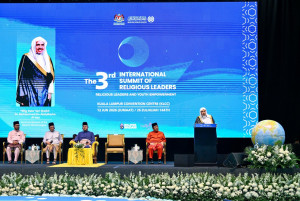 제3회 국제 종교 지도자 정상회의에는 무슬림 세계 연맹(Muslim World League) 사무총장이자 무슬림 학자 기구(Organization of Muslim Scholars) 의장인 셰이크 무함마드 빈 압둘카림 알이사 박사(Sheikh Dr. Mohammed bin Abdulkarim Al-Issa) 등 약 2000명이 참석했다