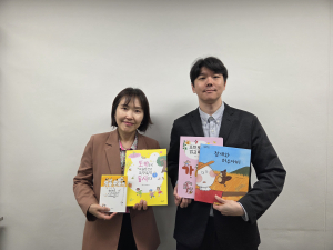사이에이전시가 강북장애인종합복지관에 도서 126권을 전달했다