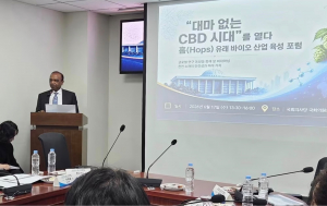 세계적인 CBD 연구자인 보미 조셉(Bomi Joseph) 박사가 지난 17일 국회의원회관에서 열린 ‘대마 없는 CBD 시대 - 홉(Hops) 유래 바이오산업의 미래’ 포럼에서 주제 발표를 하고 있다
