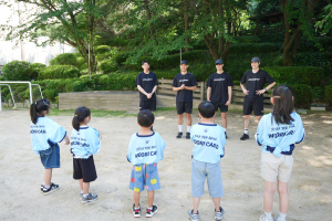 월드쉐어 한성정 홍보대사와 우리카드 배구단 선수들이 아이들과 일일 배구 교실을 진행하고 있다(제공=우리카드 프로배구단)