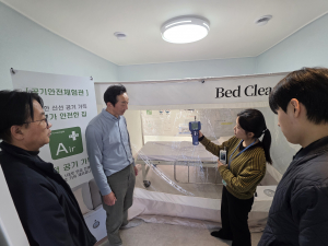 공기안전도 모니터링 시스템과 고성능 공기정화 솔루션을 갖춘 공기안전체험관 내 ‘베드클린룸’에서는 체험객이 직접 쾌적한 실내 공기를 경험할 수 있다. 실시간 공기질 관리 환경 속에서 체험이 이뤄져 공기안전 기술의 효과를 직관적으로 확인할 수 있다