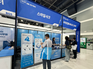 스마일샤크가 아마존웹서비스(AWS)와 함께 ‘법률 산업 박람회(LES 2026)’에 공동 부스로 참가했다(사진=스마일샤크)