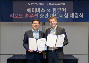 왼쪽부터 이호준 에티버스 대표, 올리버 스테일(Oliver Steil) 팀뷰어 CEO가 원격 연결 솔루션 총판 파트너십 체결식에서 기념촬영을 하고 있다(이미지 제공=팀뷰어)