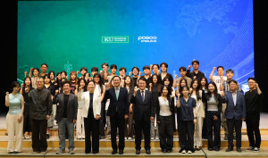 산학협력 프로젝트 결과 발표회 및 디자인 협력 MOU 체결식 종료 후 참가자들이 기념 촬영을 하고 있다. 왼쪽에서 다섯 번째가 건국대학교 원종필 총장, 여섯 번째가 포스코스틸리온 천시열 대표이사 사장