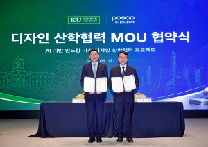 왼쪽부터 원종필 건국대 총장과 천시열 포스코스틸리온 대표이사가 MOU 협약식에서 기념촬영을 하고 있다