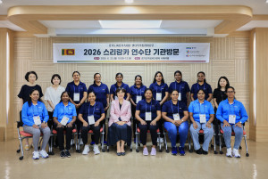 경기도젠더폭력통합대응단을 방문한 스리랑카 경찰청 여성학대방지국 대표단이 기념촬영을 하고 있다. 앞줄 왼쪽 네 번째부터 이성은 경기도젠더폭력통합대응단 단장, 지타니 쿠수만잘리 아투코랄라 스리랑카 경찰청 아동·여성학대방지국 수석보좌서기관