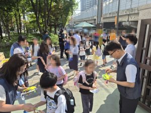 교보생명과 한국청소년연맹이 함께하는 교통안전 캠페인에서 서울당서초 청소년들을 대상으로 안전한 보행 환경을 알리고 있다