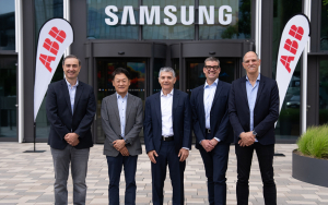 왼쪽부터 엠레 에빈치(Emre Evinc) 삼성전자 유럽 IoT 비즈니스 총괄 디렉터, 설훈 삼성전자 독일 소비자가전 부문장, 마이크 무스타파(Mike Mustapha) ABB 스마트 빌딩 사업부 총괄 사장, 마크 즈워너(Mark Zwerner) ABB 스마트 빌딩 부문 글로벌 전략 파트너십 부사장, 토르스텐 보커(Thorsten Böker) 삼성전자 독일 사업 개발 디렉터가 기념촬영을 하고 있다(출처: 삼성전자)
