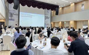 ‘2026 HR 세미나’에서 가족친화인증 심사위원 이유리 대표가 가족친화인증 제도를 소개하고 있다