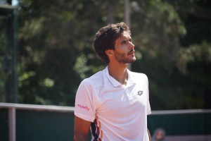 ATP 복식 세계 랭킹 20위권 선수인 프란시스쿠 카브랄(Francisco Cabral)이 Holafly의 글로벌 브랜드 홍보대사로 합류했다. 이번 파트너십의 일환으로 ATP 역사상 가장 높은 랭킹을 기록한 포르투갈 출신 복식 선수인 카브랄은 ATP 투어에서의 일상을 팬들과 공유할 예정이다. 이를 통해 끊임없는 이동 속에서도 선수들이 어떻게 최상의 경기력을 유지하고 준비하는지를 보여줄 계획이다