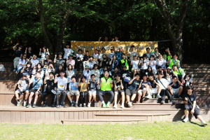 2026년 서대문구 오리엔티어링대회 참가 청소년과 운영진, 대학생 봉사자들이 단체 기념촬영을 하고 있다