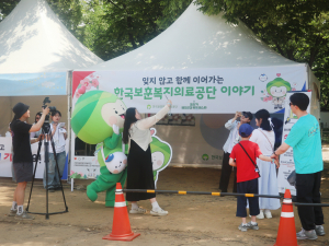 지난해 열린 ‘2025 코리아 메모리얼 페스타’에서 관람객들이 한국보훈복지의료공단 부스를 찾아 이벤트를 즐기고 있다. 보훈공단은 올해도 6월 6일(토)부터 7일(일)까지 서울 난지한강공원에서 열리는 ‘코리아 메모리얼 페스타’의 작전구역M에서 행사를 진행한다