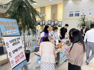 원주 혁신도시 공공기관 직원들이 보훈공단 로비에서 고향사랑기부제에 참여하고 있다