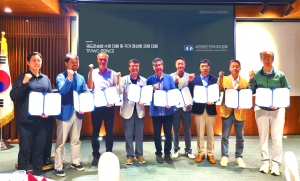 한국삭도협회 회원사 사장단이 6월 10일 사장단 워크숍에서 개정 궤도운송법 시행에 따른 안전·공익·데이터 기반 산업 전환 결의문에 서명한 뒤 기념촬영을 하고 있다