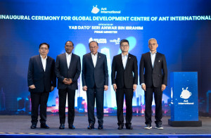 L to R: Datuk Fabian Bigar, Secretary General to Ministry of Digital, YB Senator Dato‘ Seri DiRaja Dr. Zambry bin Abd Kadir, Minister of Higher Education, YAB Dato’ Seri Anwar Bin Ibrahim, Prime Minister of Malaysia, Cyril Han, CEO of Ant Group, Peng Yang, CEO of Ant International