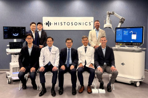 첫째 줄 오른쪽 두 번째부터 앨버트 찬 교수, 케네스 창 박사, 빈스 라우 박사