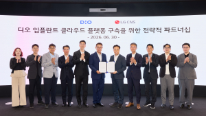 지난 6월 30일 서울 강서구 마곡동 LG CNS 본사에서 디오 김종원 대표(가운데 오른쪽)와 LG CNS 현신균 사장(가운데 왼쪽)을 비롯한 양사 관계자들이 업무협약 체결 후 기념촬영을 하고 있다