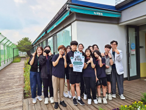 전달식에 참여한 신현중학교 학생들이 손가락에 녹색(그린)매니큐어를 칠해 캠페인을 응원했다