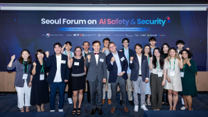 ‘Seoul Forum on AI Safety & Security 2026’ 주요 참석자들이 단체사진을 촬영하고 있다(제공=한국전자통신연구원 인공지능안전연구소)