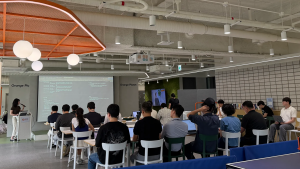 스마일샤크 전혜진 SA(Solutions Architect)가 ‘Agentic 
 AI 핸즈온 세미나’에서 실습 교육을 진행하고 있다