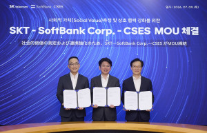 사회적가치연구원(CSES)이 9일 서울 을지로 SKT타워에서 SK텔레콤, 일본 소프트뱅크와 ‘AI·ICT 기업의 사회적가치 측정 및 상호 협력 강화를 위한 업무협약(MOU)’을 체결했다. 왼쪽부터 엄종환 SKT 지속가능경영실장, 겐다 야스유키 일본 소프트뱅크 코퍼레이트...