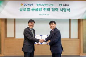 GC녹십자와 싸이티바가 파트너십 30주년을 맞아 진행한 글로벌 공급망 전략 협력 서명식에서 GC녹십자 신웅 운영총괄부문장(오른쪽)과 싸이티바 코리아 김성필 대표(왼쪽)가 악수를 나누며 기념촬영을 하고 있다