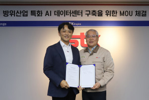 왼쪽부터 디노티시아 정무경 대표이사와 STX엔진 이상수 대표이사가 방위산업 특화 AI 데이터센터 구축을 위한 MOU 체결 후 기념사진을 촬영하고 있다