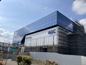 2026년 6월 촬영된 일본 요코하마 AGC Biologics 생산시설 전경. 2027년 가동을 시작하면 일본 내 CDMO 가운데 가장 큰 규모의 일회용(single-use) 바이오리액터를 갖춘 생산시설 중 하나가 된다. 또한 1000명 이상의 연구진이 근무하는 AGC...